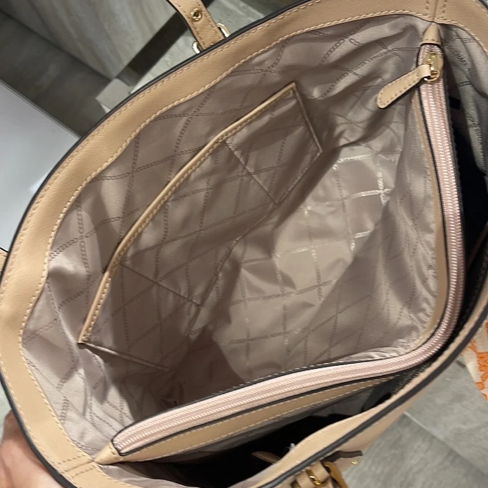 Michael Kors Voyager Small Saffiano Leather Tote Bag Style#30H1GV6T4T NWT OYSTER
